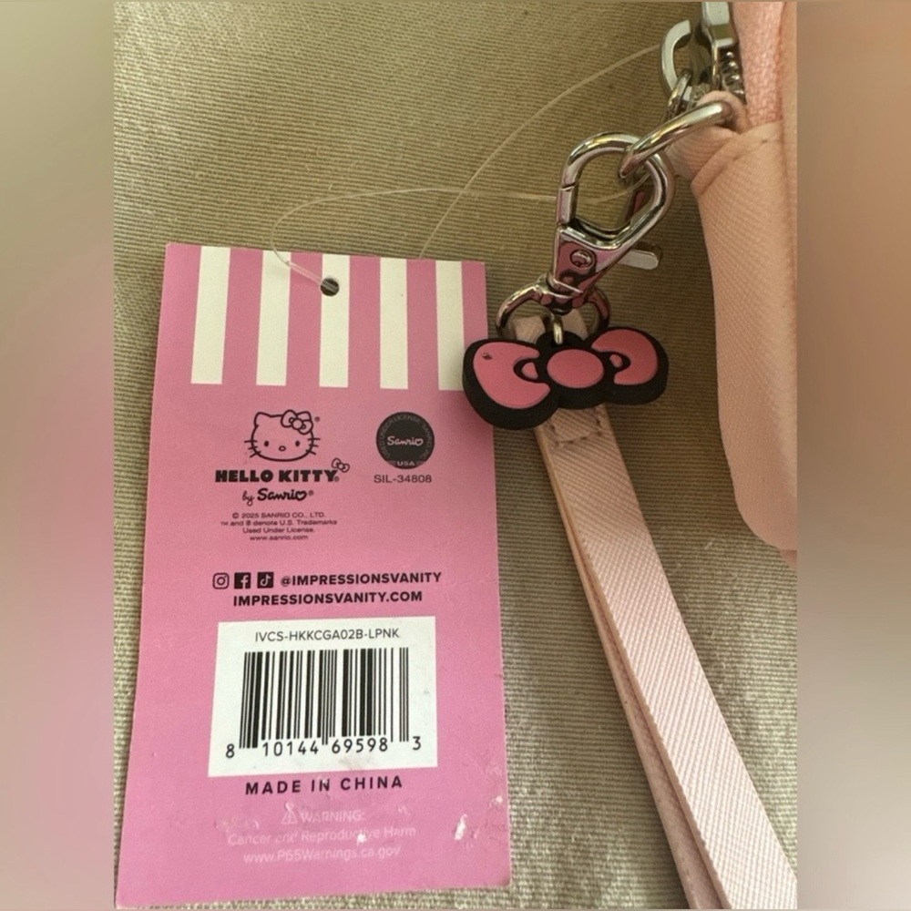 Hello Kitty Bundle Makeup bag, Brush set, lip liners and macaron lip balm - Picture 4 of 16